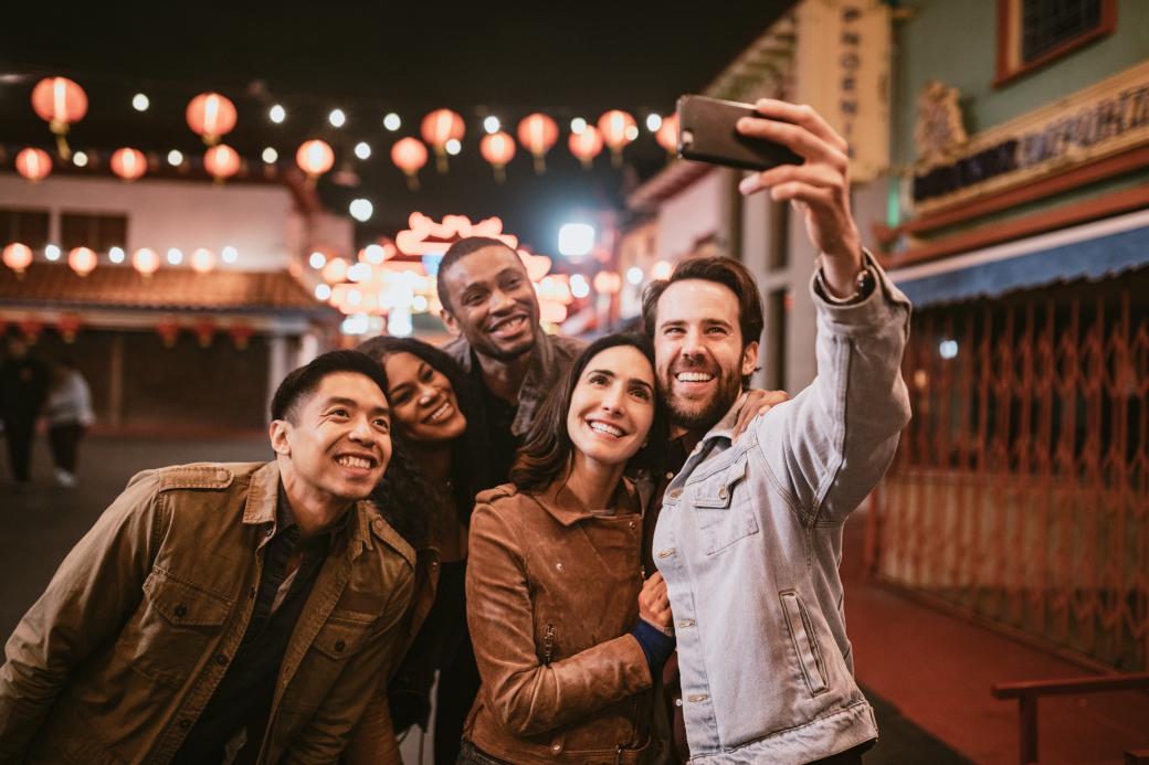 Friends-taking-selfie